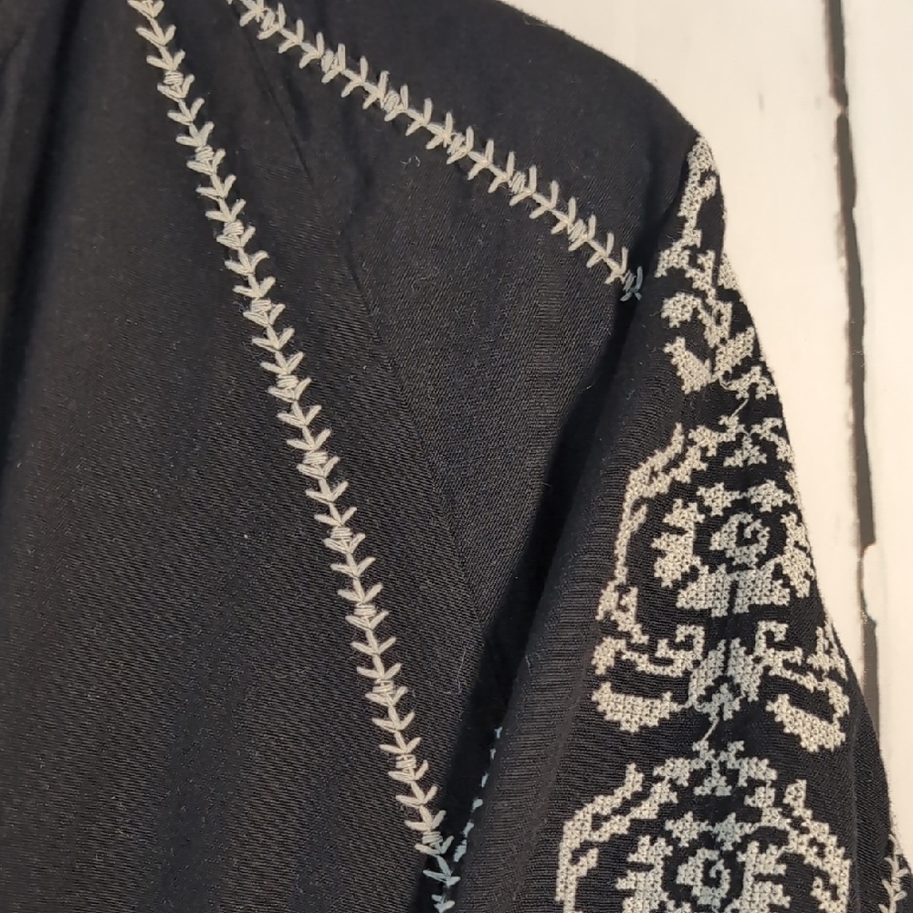 Zara Black Blouse with Cream Embroidered Sleeves - Picture 6 of 6